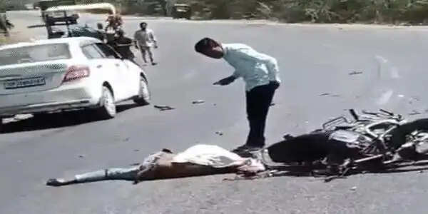 बाइक सवार तीन युवकों को ट्रेलर ने कुचला