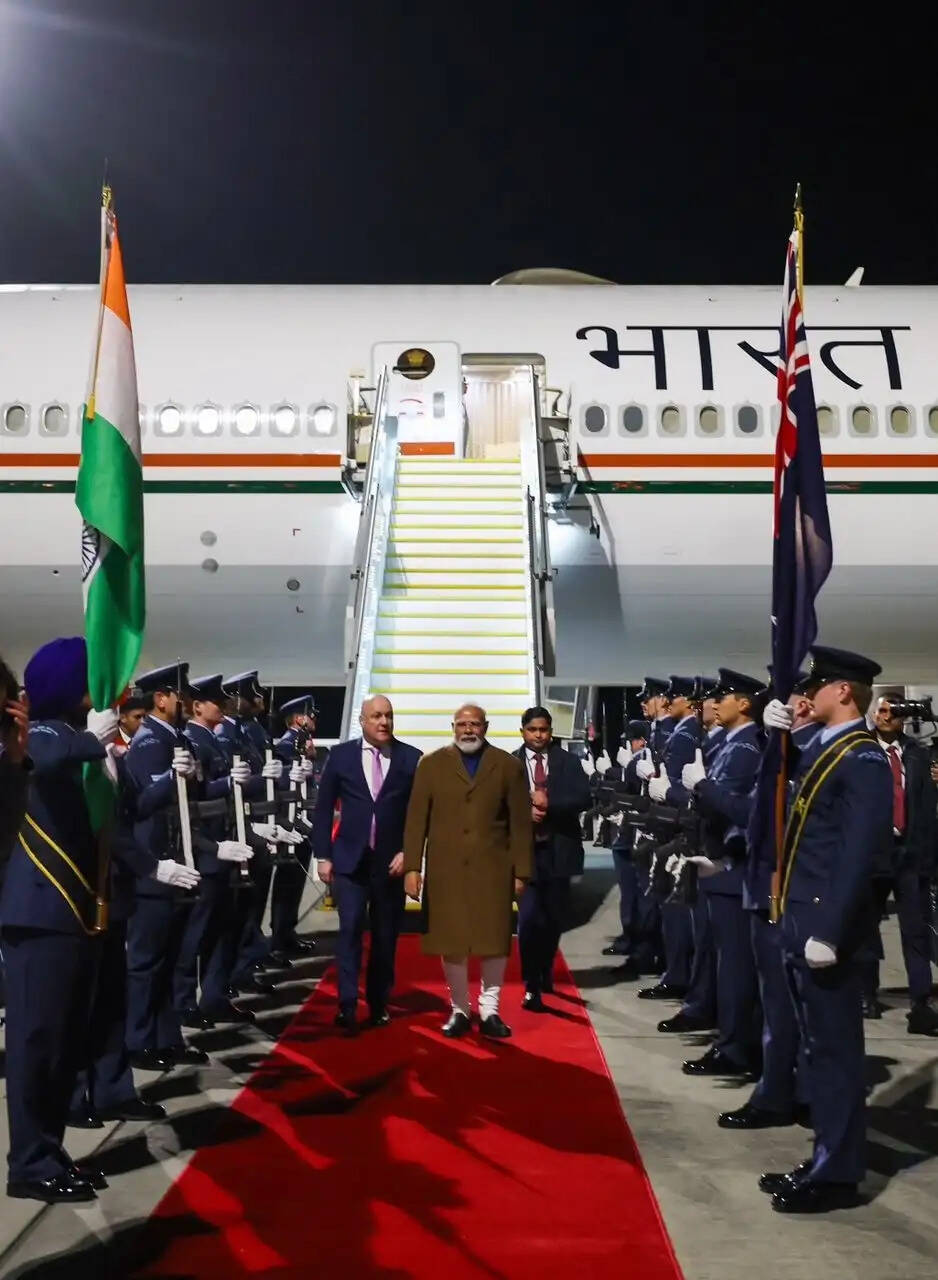 प्रधानमंत्री मोदी अपनी यात्रा के तीसरे चरण में न्यूूजीलैंड पहुंचे, एयरपोर्ट पर पीएम लक्सन ने किया स्वागत