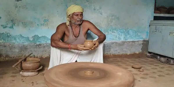 कुम्हारों के चाक ने पकड़ी रफ्तार, मिट्टी में अब भी जिंदा है पुरखों की कला