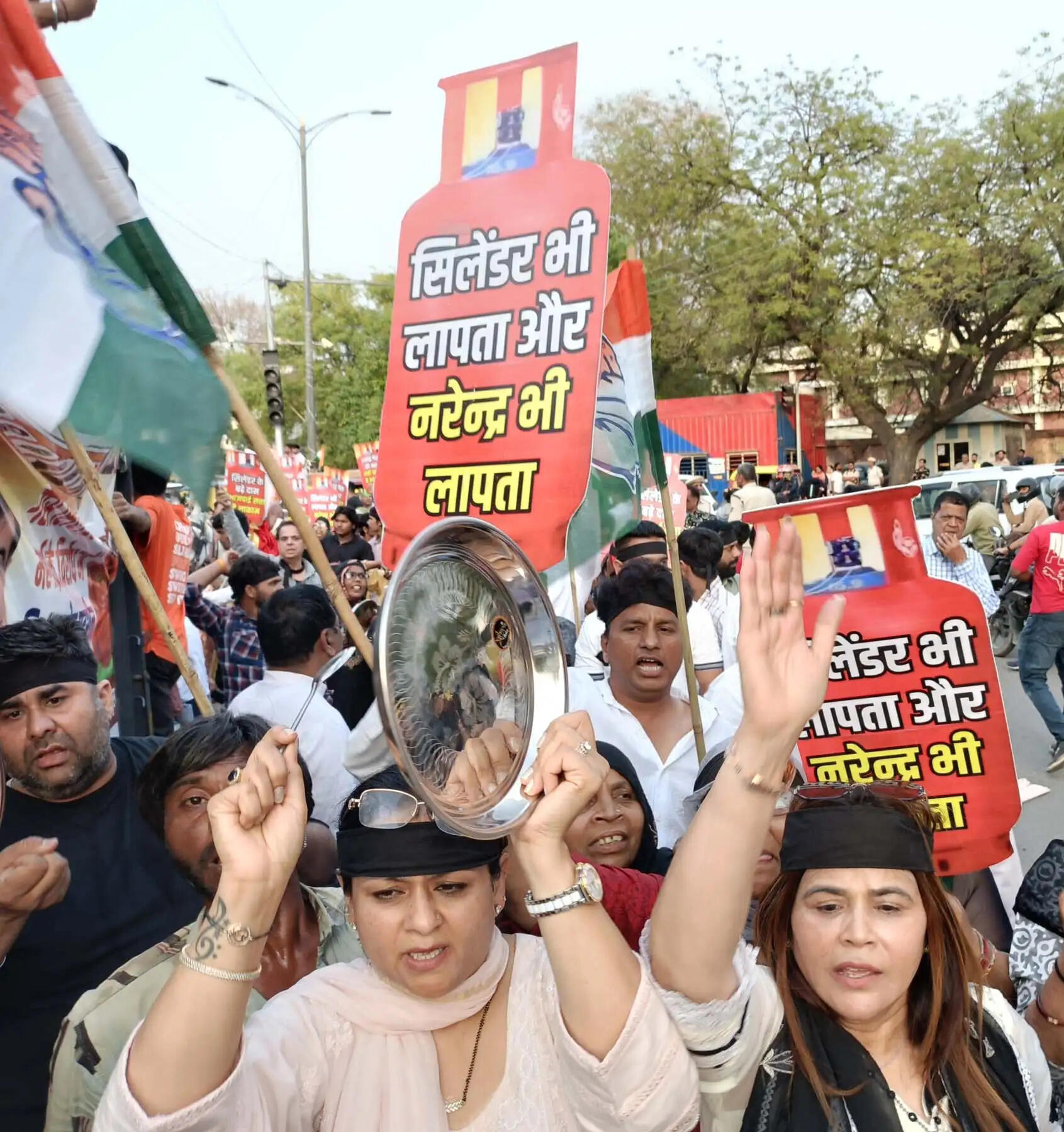 गुरुग्राम में कांग्रेस ने गैस किल्लत के विरोध में किया प्रदर्शन, घोड़ी पर सजाए सिलेंडर