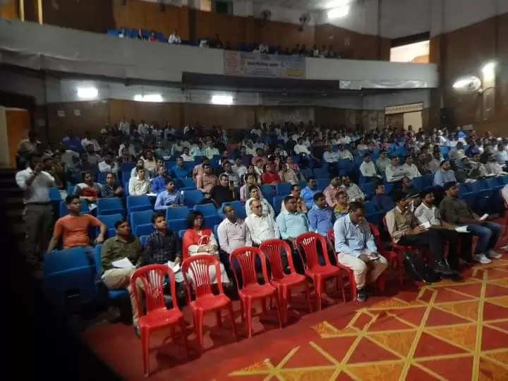 मतदान हमारा अधिकार भी है और कर्तव्य भी : जिलाधिकारीजनपद में महिलाओ, युवाओं व दिव्यांगों को समर्पित बूथ बनाये जा रहे हैं:- जिलाधिकारी