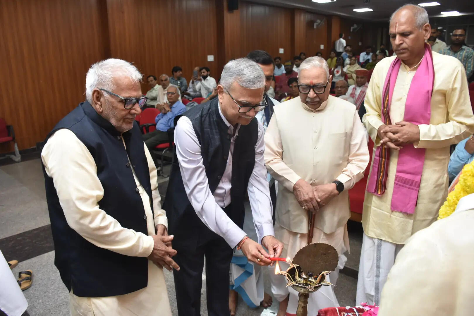 वैदिक ज्ञान और आधुनिक विज्ञान के बीच संवाद स्थापित कर शोध एवं ज्ञान के नए आयाम विकसित करने की आवश्यकता : प्रो. अजित चतुर्वेदी