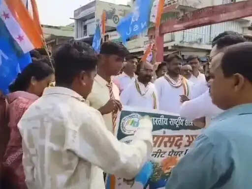 अनूपपुर: पेपर लीक के विरोध में एनएसयूआई का प्रदर्शन, सांसद आवास घेराव करने की कोशिश