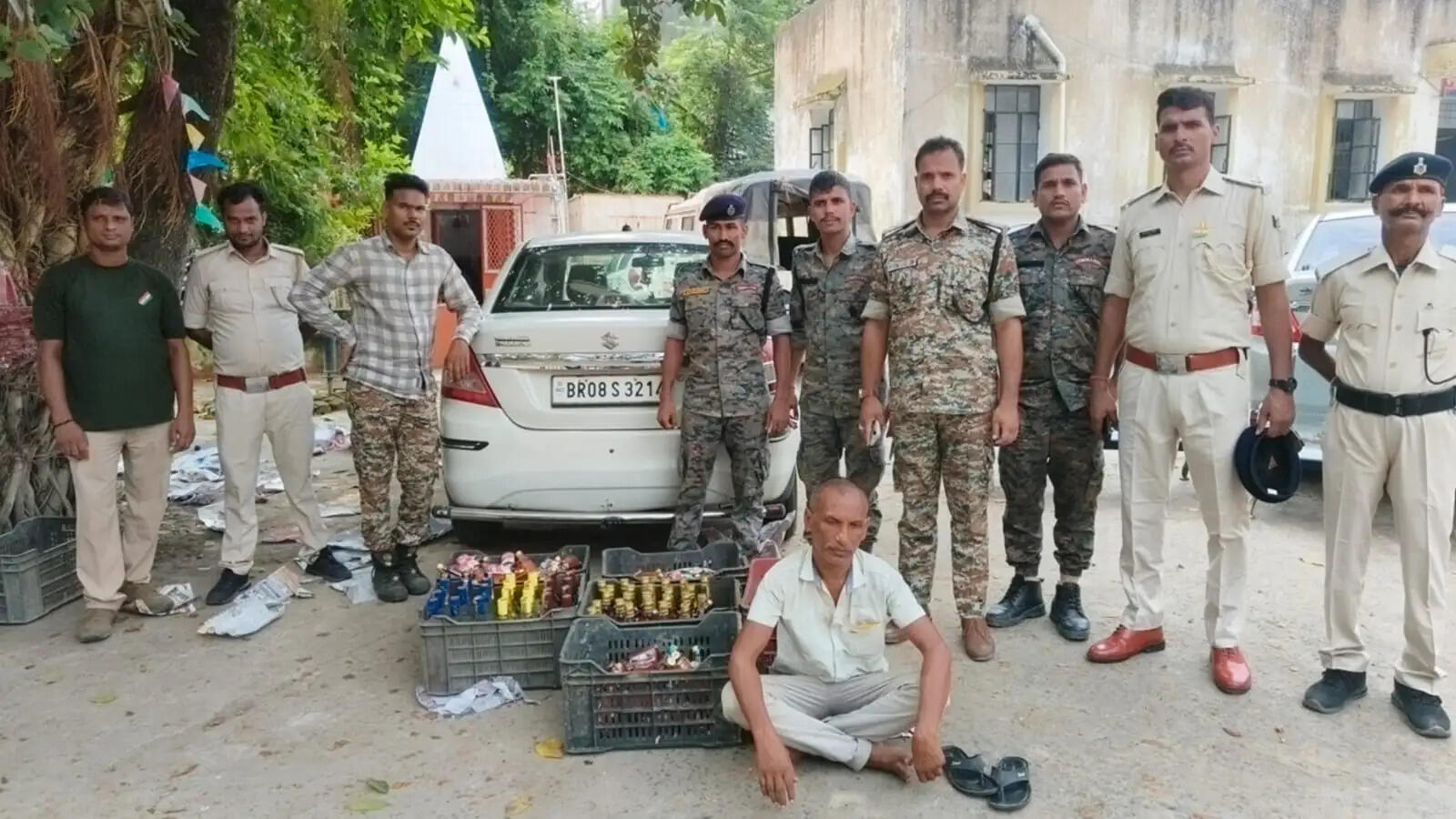 बंगाल से मुंगेर जा रही 107 लीटर विदेशी शराब जब्त, कार सवार गिरफ्तार