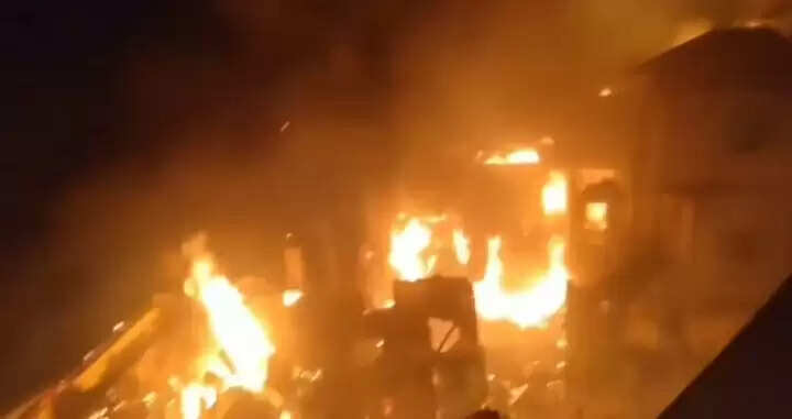 अर्की में आधी रात भड़की आग में एक बच्चे की मौत, दो गंभीर रूप से घायल