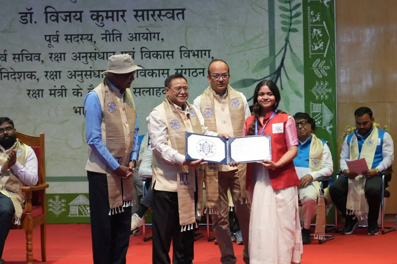 आईआईटी भिलाई के छठे दीक्षांत समारोह में 313 विद्यार्थियों को मिली उपाधियाँ, उत्कृष्ट विद्यार्थी स्वर्ण पदक से सम्मानित