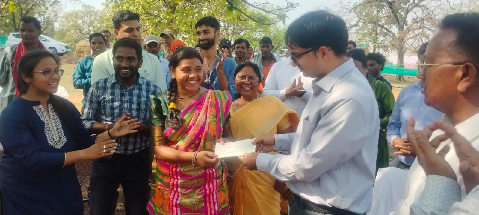 महुआ सिर्फ वन फसल नहीं, ग्रामीण अर्थव्यवस्था का है आधार : डीसी