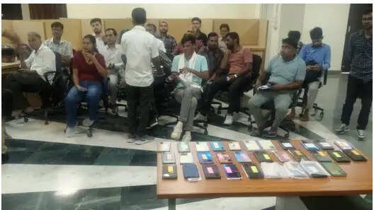 मेट्रो पुलिस ने 15 लाख रुपए के 35 गुमशुदा मोबाइल लौटाए