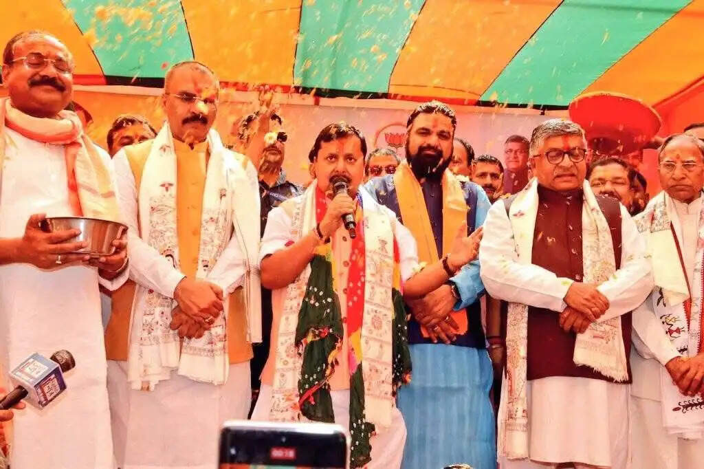 नितिन नवीन ने पटना में कार्यकर्ताओं के संग मनाई होली