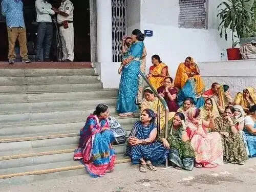 गुफा मंदिर से बरेला गांव का रास्ता बंद होने पर कलेक्टोरेट पहुंचीं महिलाएं, सीढ़ियों पर बैठकर किया प्रदर्शन