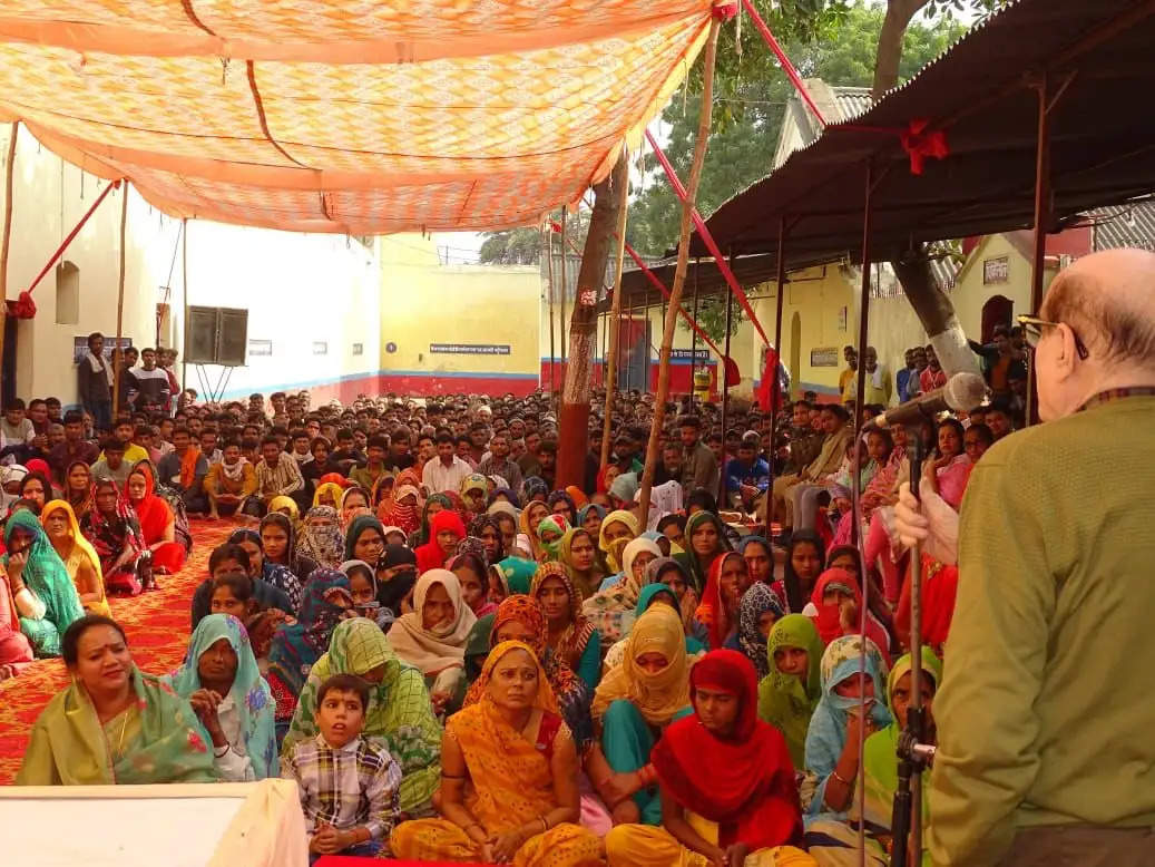 हरगिज कदम न रखिये गुनाहों की राह में, किसको मजा मिला हैं कांटो की छाँव में...