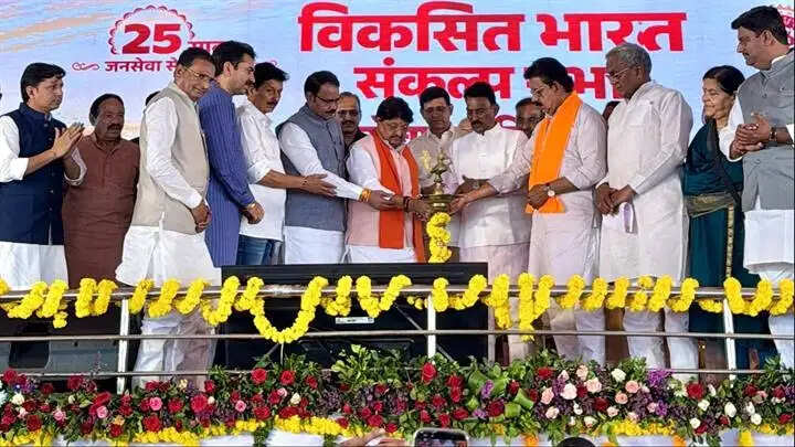 इंदौरः प्रधानमंत्री मोदी के सार्वजनिक जीवन के 25 वर्ष पूर्ण होने पर निकाली गई सेवा ज्योति संकल्प यात्रा