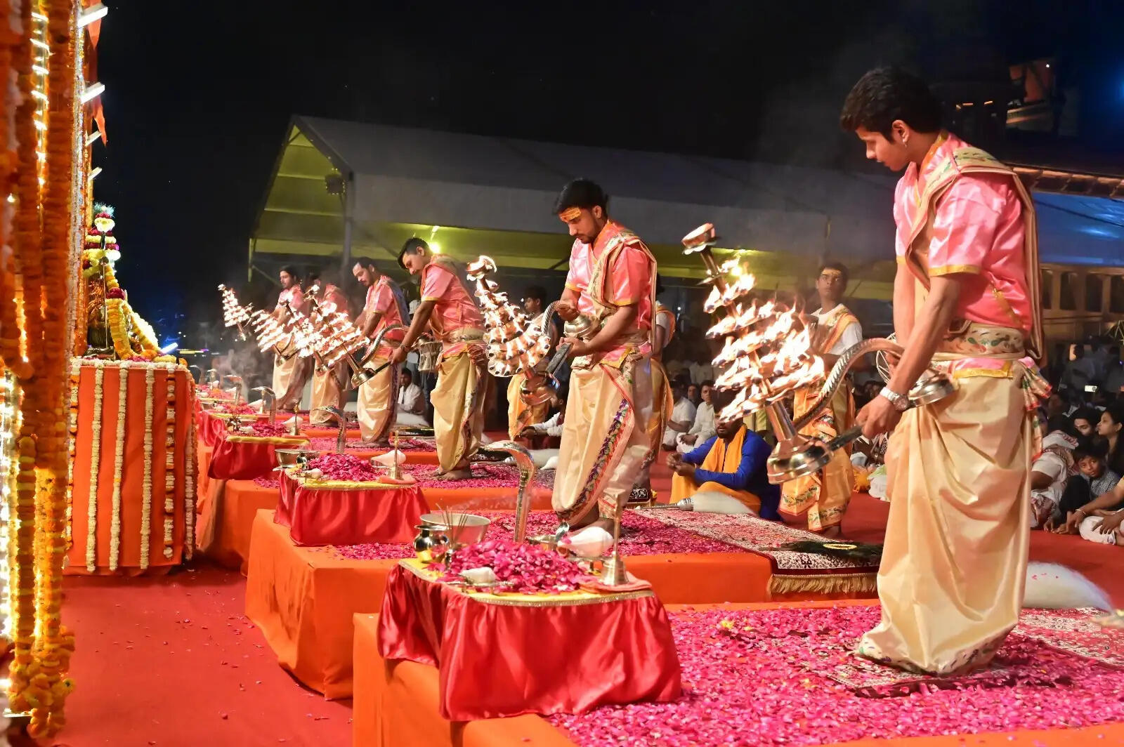 सनातनी नववर्ष के पहले दिन ललिताघाट पर भव्य गंगा आरती की शुरूआत,जय मां गंगे की गूंज