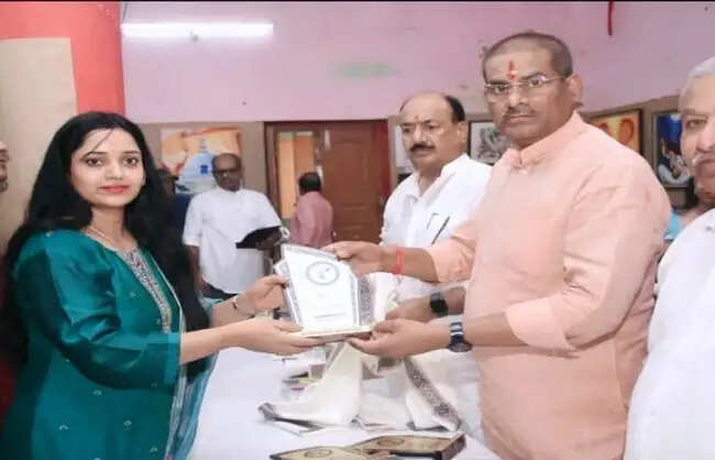 कला संस्कृति मंत्री प्रमोद कुमार ने मधुबनी की खुशबु को कला श्री सम्मान से किया सम्मानित