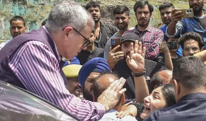 मुख्यमंत्री ने रामबन के सेरी में भूस्खलन से तबाही का जायजा लिया, प्रभावित परिवारों से मिले