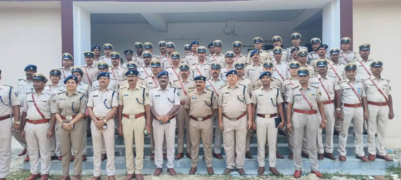 बगहा पुलिस के 52 पदाधिकारी को मिली पदोन्नति, एसपी ने स्टार लगाकर कराया पिपिंग सेरेमनी*