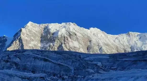 खाली हाथ लौटी वायुसेना, चौखंभा पीक पर फंसे विदेशी पर्वतारोहियों की अब एनडीआरएफ-एसडीआरएफ टीम करेगी खोज