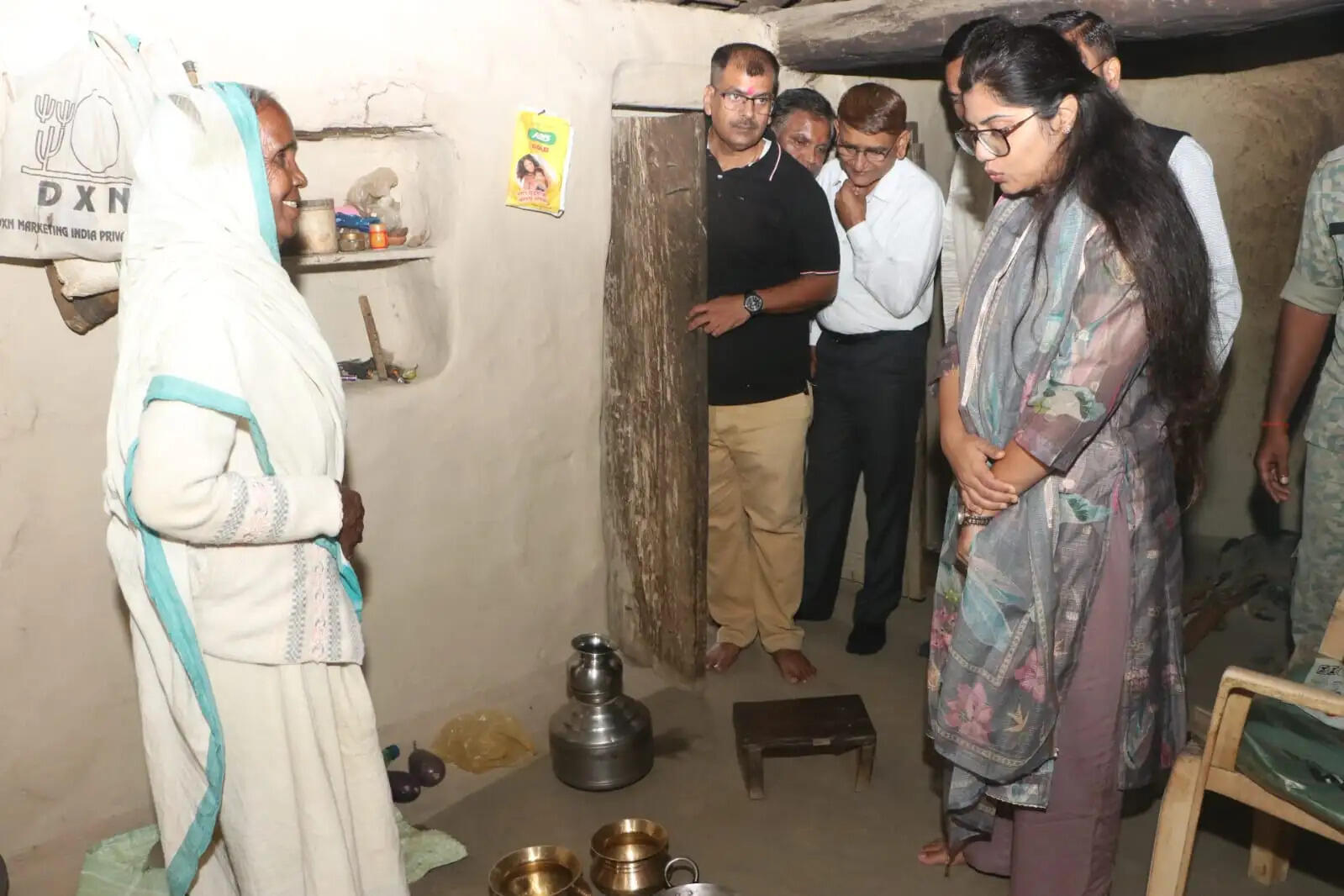 पद्मश्री माता राजमोहिनी देवी के आश्रम पहुंचीं कलेक्टर, ऐतिहासिक स्मृतियों के संरक्षण पर दिया जोर