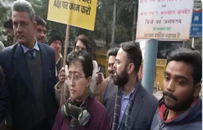 आआपा नेताओं ने विधानसभा के बाहर प्रदूषण के खिलाफ किया प्रदर्शन
