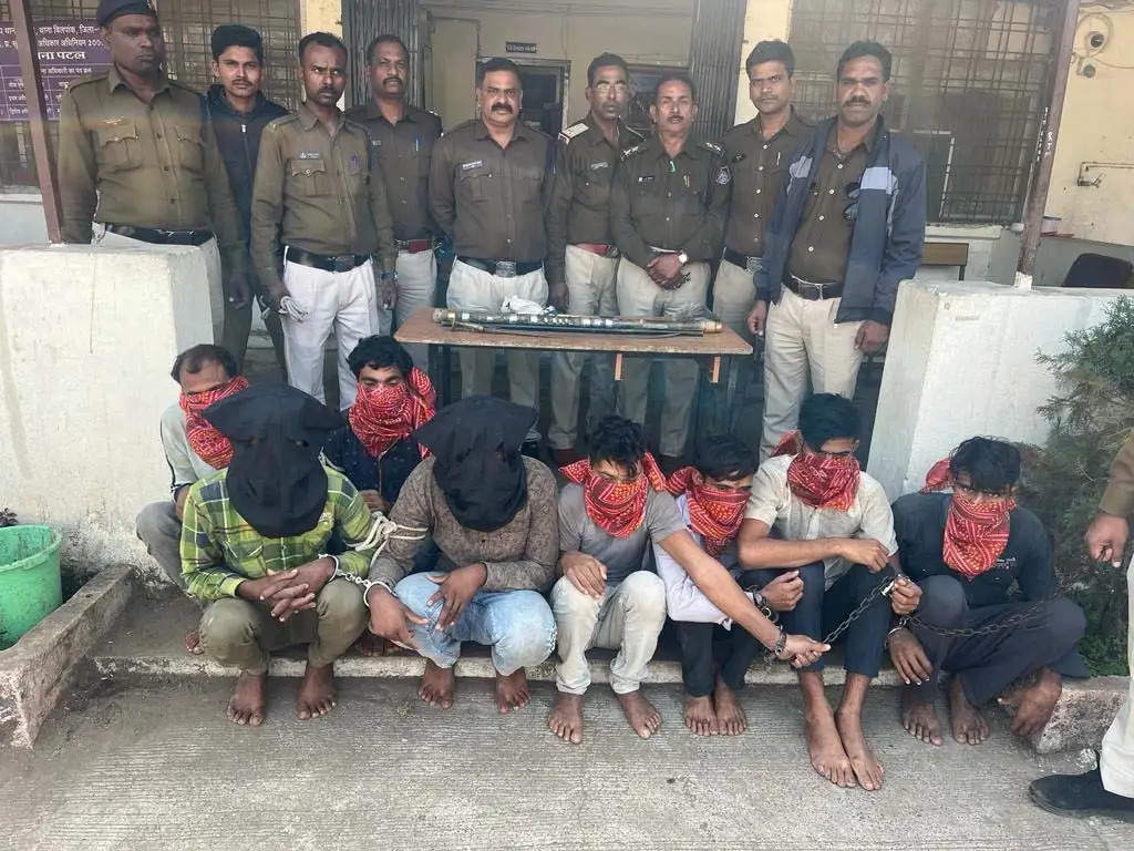 रतलाम:  पेट्रोल पम्प लूट की योजना बनाते हुए पुलिस ने अंतरराज्यीय गिरोह के 8 कंजरों को गिरफ्तार किया