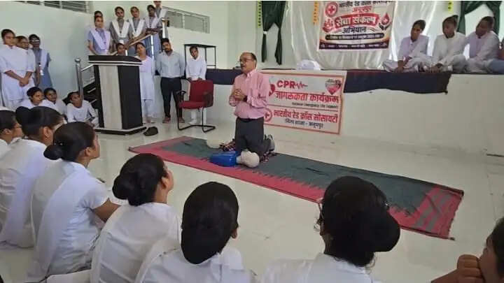 अनूपपुर: सेवा संकल्प अभियान के तहत नर्सिंग विद्यार्थियों को दिया सीपीआर प्रशिक्षण