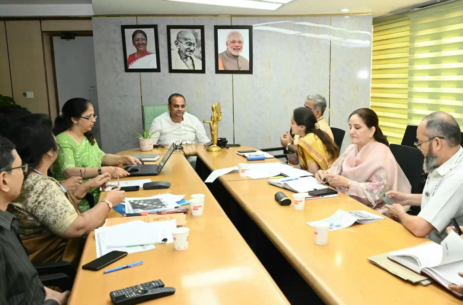 स्वास्थ्य मंत्री डॉ. पंकज कुमार सिंह ने आयुष विभाग के कार्यों की समीक्षा बैठक की