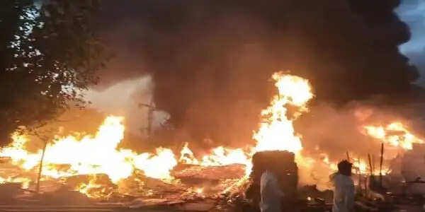 गुरुग्राम के बजघेड़ा में प्लास्टिक फैक्ट्री में आग का तांडव