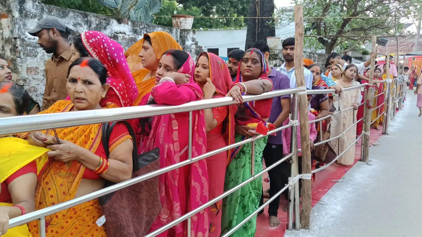 शारदीय नवरात्र : पहले दिन बाबा विश्वनाथ की नगरी देवी मय,मातृशक्ति आराधना में लीन,शैलपुत्री के दरबार में श्रद्धालुओं का सैलाब उमड़ रहा