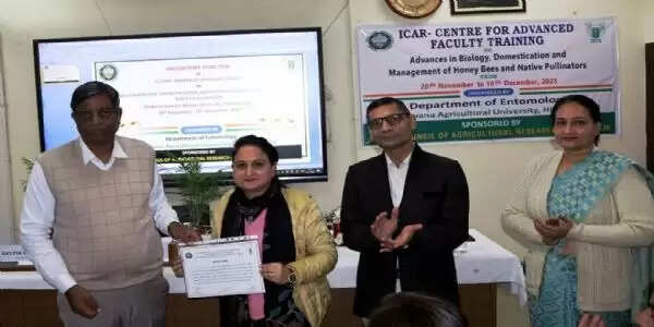 हिसार : देश में 120 मिलियन मधुमक्खी कालोनियां स्थापित करने की क्षमता : डॉ. राजबीर गर्ग