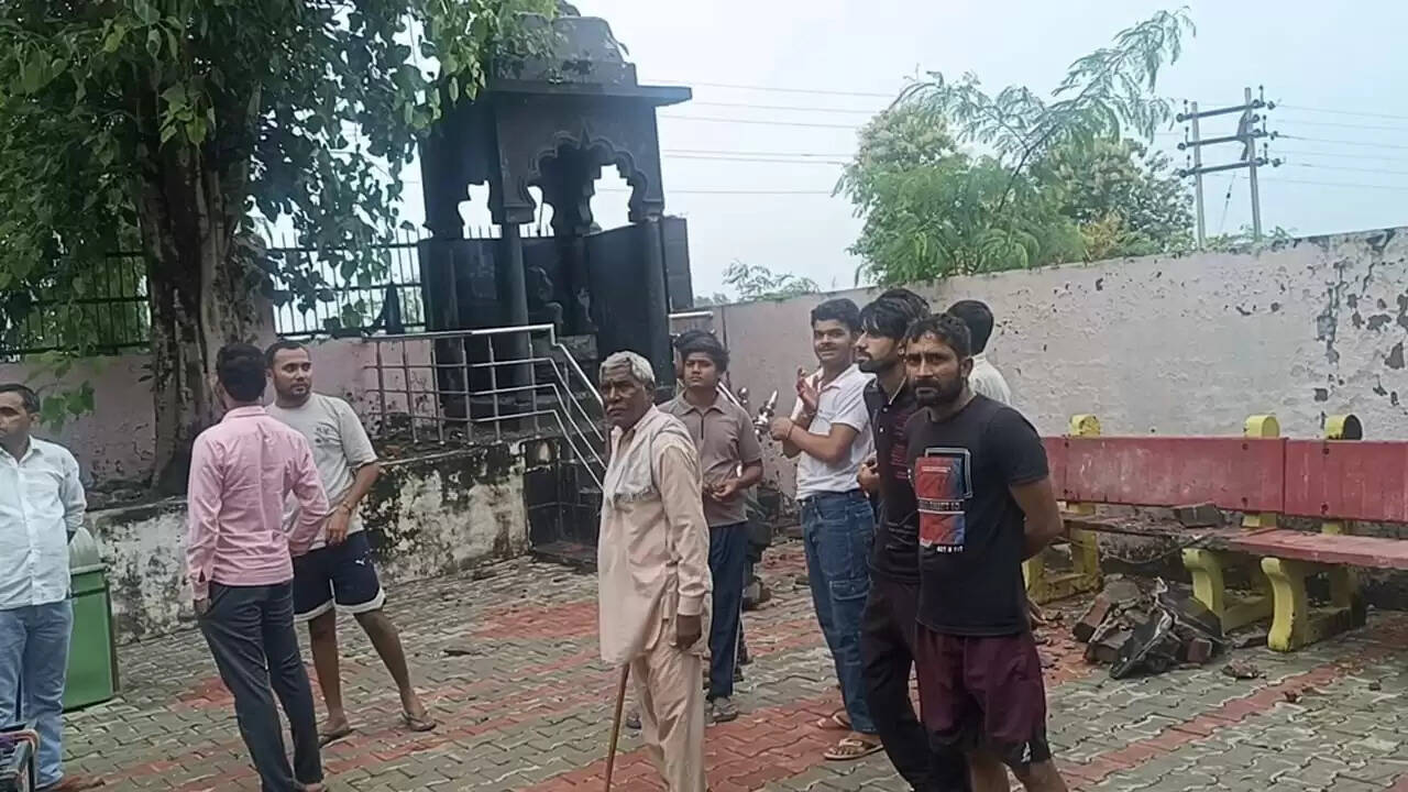आकाशीय बिजली गिरने से मंदिर क्षतिग्रस्त