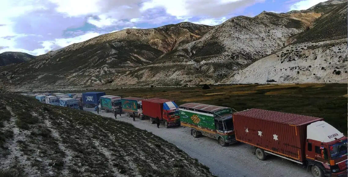नेपाल चीन के बीच रसुवागढ़ी-केरूंग नाका बंद होने से कोरला-लिजी बॉर्डर पर बढ़ा व्यापारिक दबाव