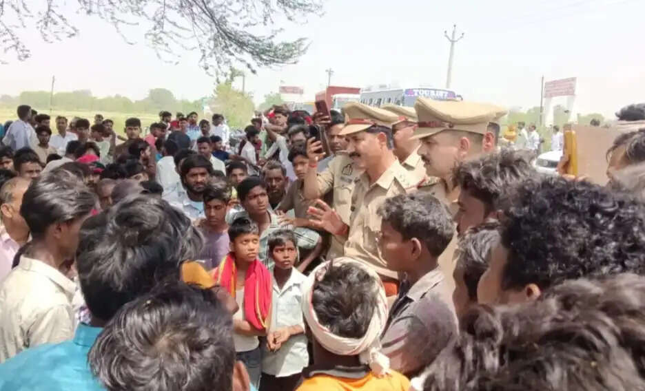 फिरोजाबाद में करंट लगने से नाबालिग युवक की मौत, ग्रामीणों ने लगाया जाम