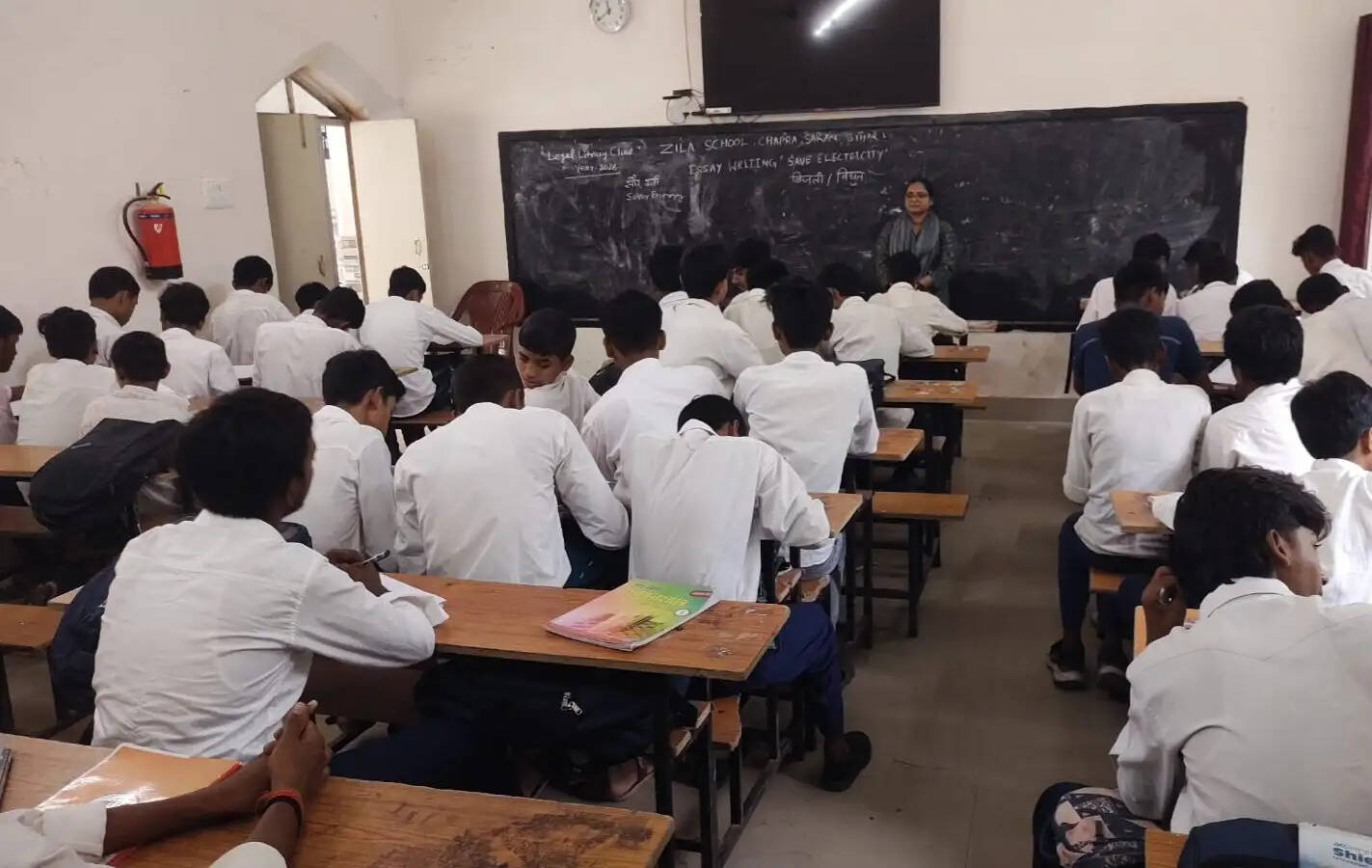 जिला स्कूल में बिजली बचाओ विषय पर निबंध प्रतियोगिता व जागरूकता कार्यक्रम आयोजित