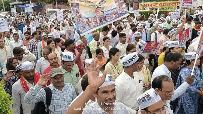 एनपीएस-यूपीएस के खिलाफ सड़कों पर उतरे कर्मचारी, निकाला आक्रोश मार्च