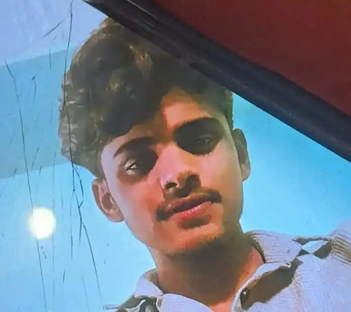 ट्रैकर ट्राली से टकराई बाइक, किशोर की मौत