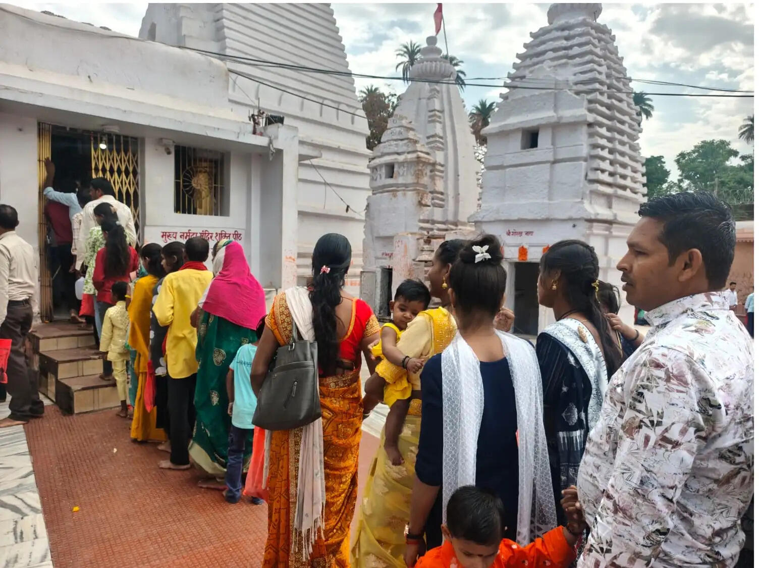 अनूपपुर:ज्येष्ठ अधिमास में मां नर्मदा के दर्शन-पूजन हेतु उमड़ रही श्रद्धालुओं की भीड़