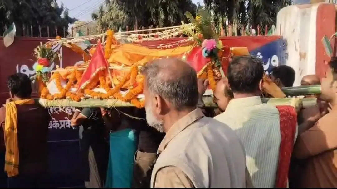 बेटों से अंतिम मुलाकात के लिए जेल गेट पर पहुंची मां की अर्थी