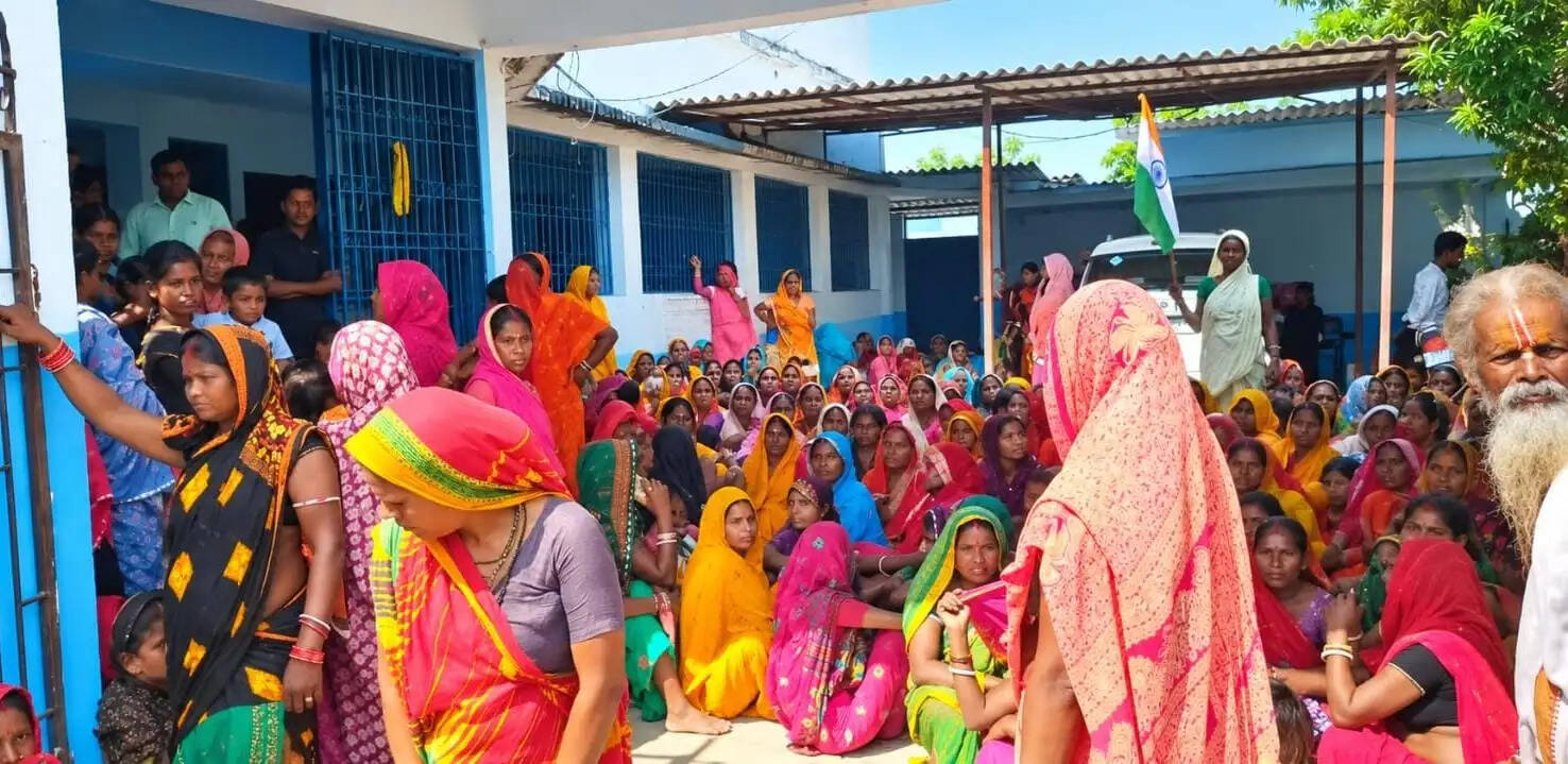बाढ़ राहत से वंचित समौरा के ग्रामीणों का अंचल कार्यालय पर प्रदर्शन
