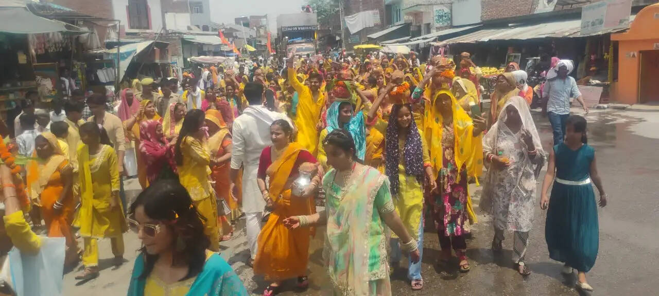 कलश यात्रा के साथ श्रीमद्भागवत ज्ञान यज्ञ कथा प्रारंभ
