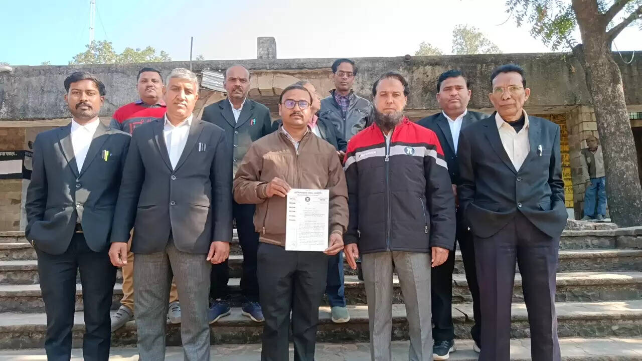 चंदेरी में उन्नयन होने वाले अस्पताल को वर्तमान परिसर में ही बनाए जाने की मांग, अभिभाषक संघ ने सौंपा ज्ञापन