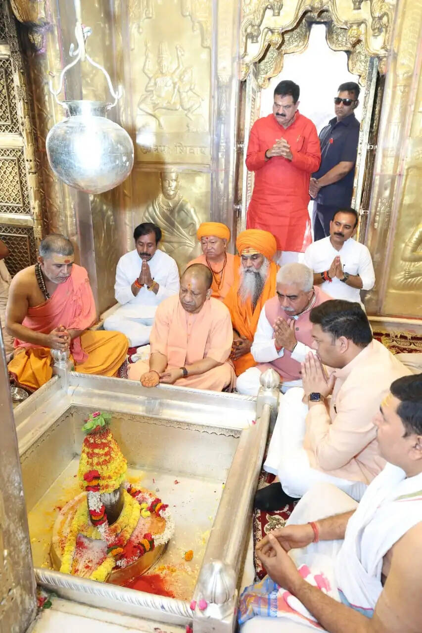 मुख्यमंत्री योगी आदित्यनाथ ने कालभैरव व बाबा विश्वनाथ की चौखट पर टेका मत्था