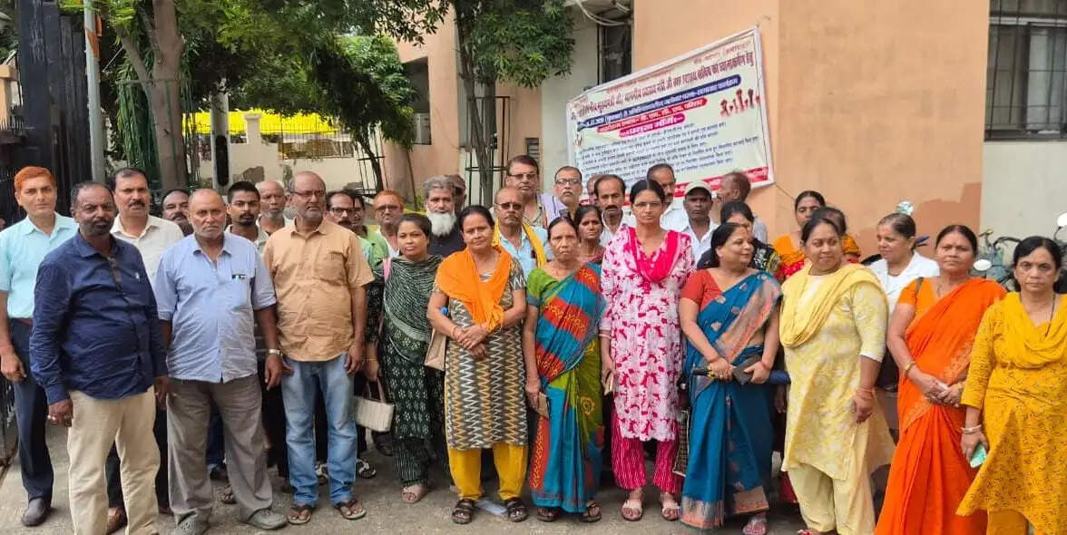 डीएमसीएच में 20 सूत्री मांगों पर दूसरे दिन भी जारी रहा कर्मियों का धरना-सत्याग्रह