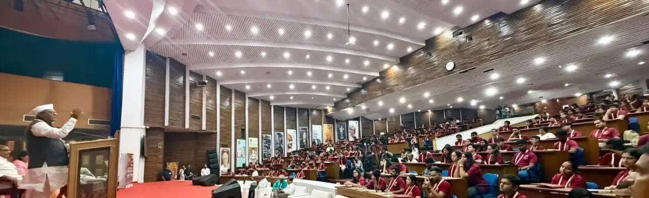 लोकतंत्र संवाद और विश्वास से होता है मजबूत : राज्यपाल