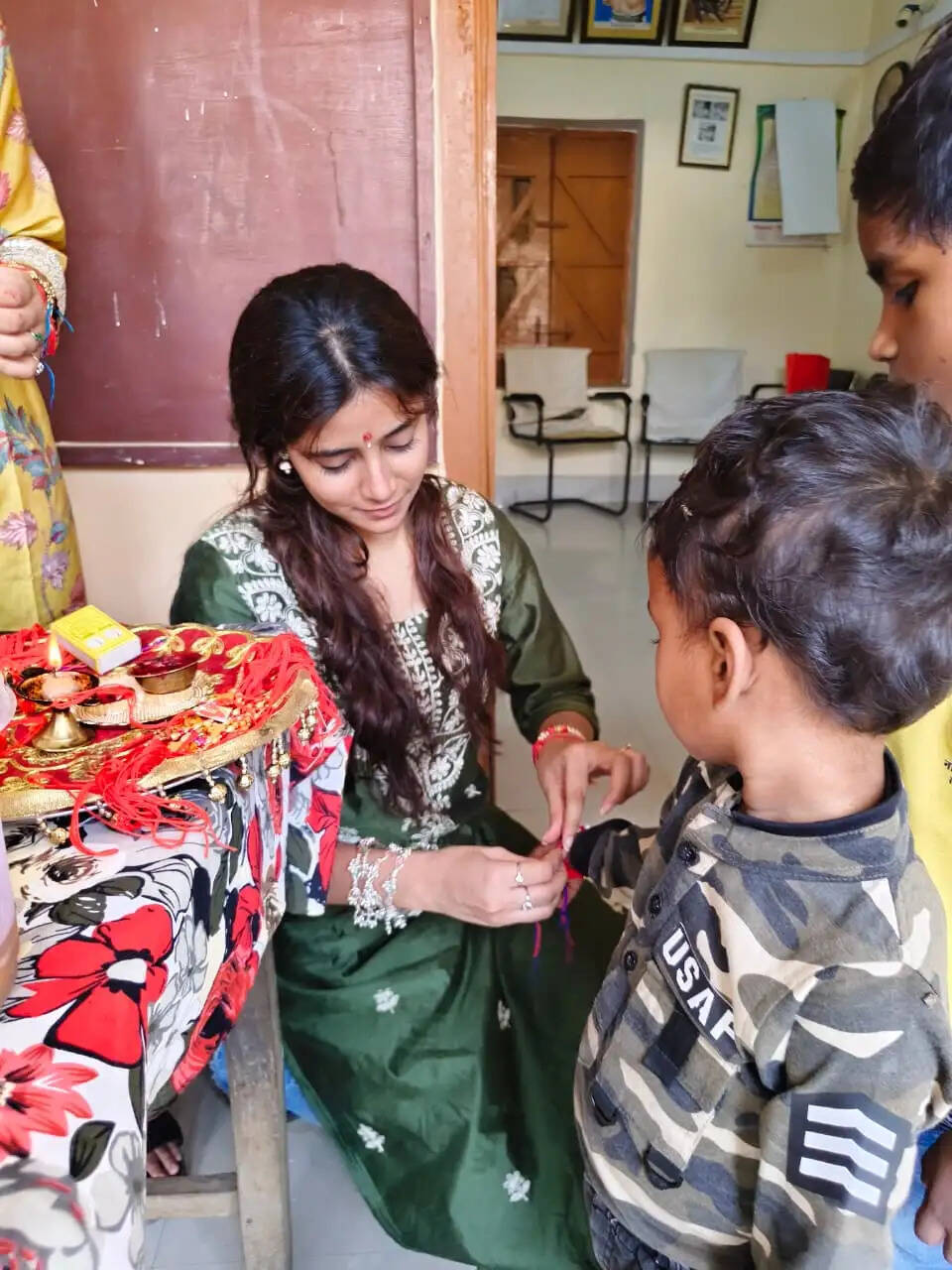 प्राची सेवा ट्रस्ट ने अनाथालय के बच्चों संग मनाया त्योहार, अभिनेत्री संचिता बसु ने बांधी राखी