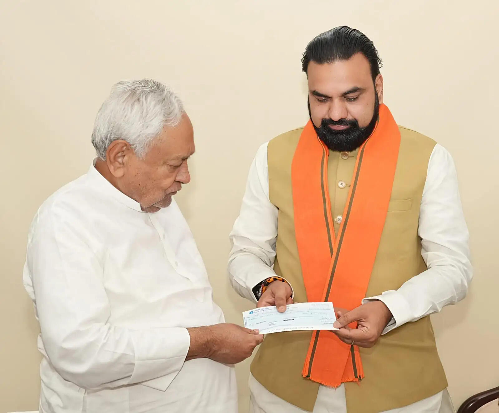 नीतीश कुमार ने मुख्यमंत्री राहत कोष में एक माह का वेतन दिया, मुख्यमंत्री को सौंपा चेक