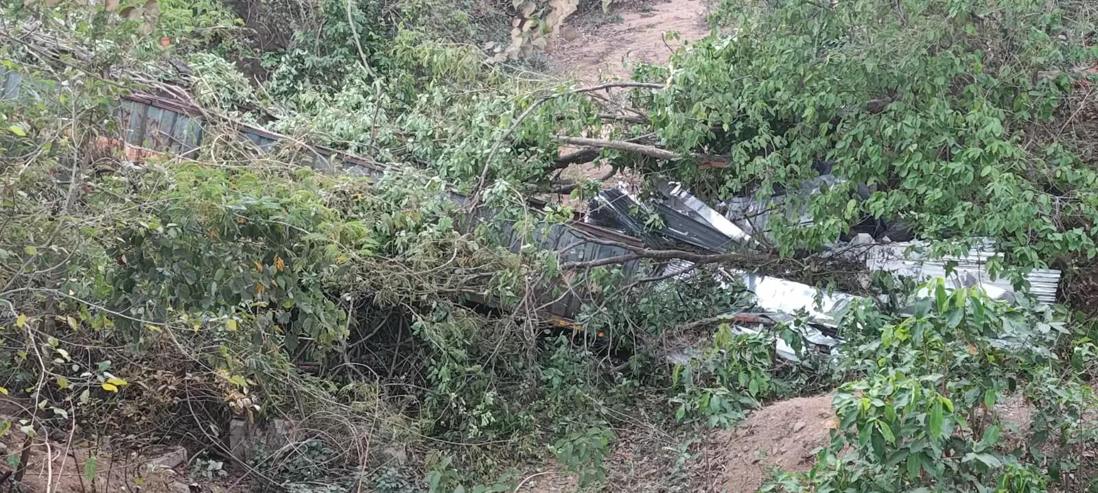 ट्रेलर ने दो वाहनों को मारी टक्कर, बाल-बाल बचे लोग