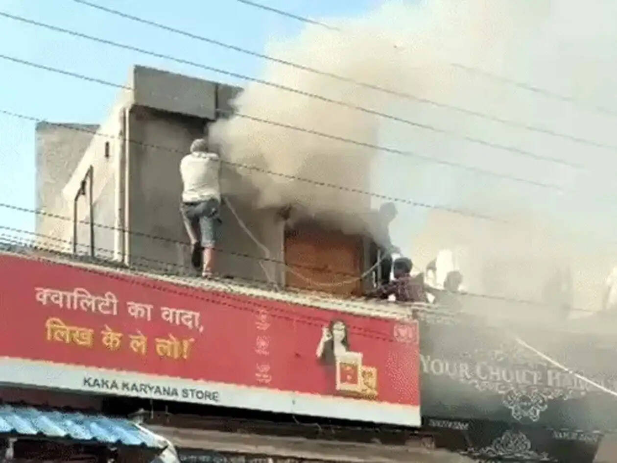 हांसी में किराना दुकान के स्टोर में लगी आग, हजारों का सामान जला
