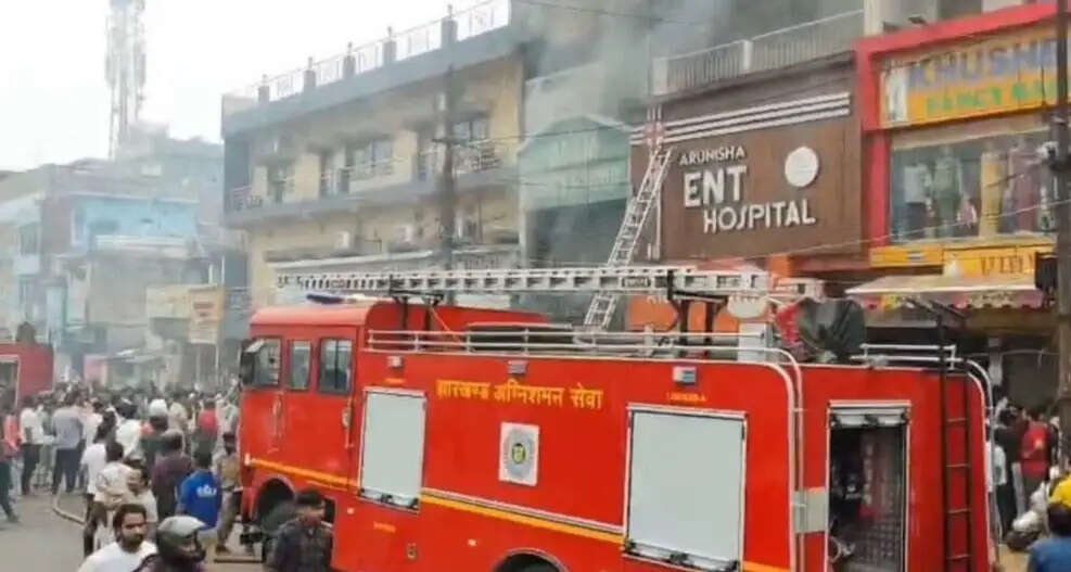 कपड़े की दुकान में आग, दम घुटने से बुजुर्ग की मौत