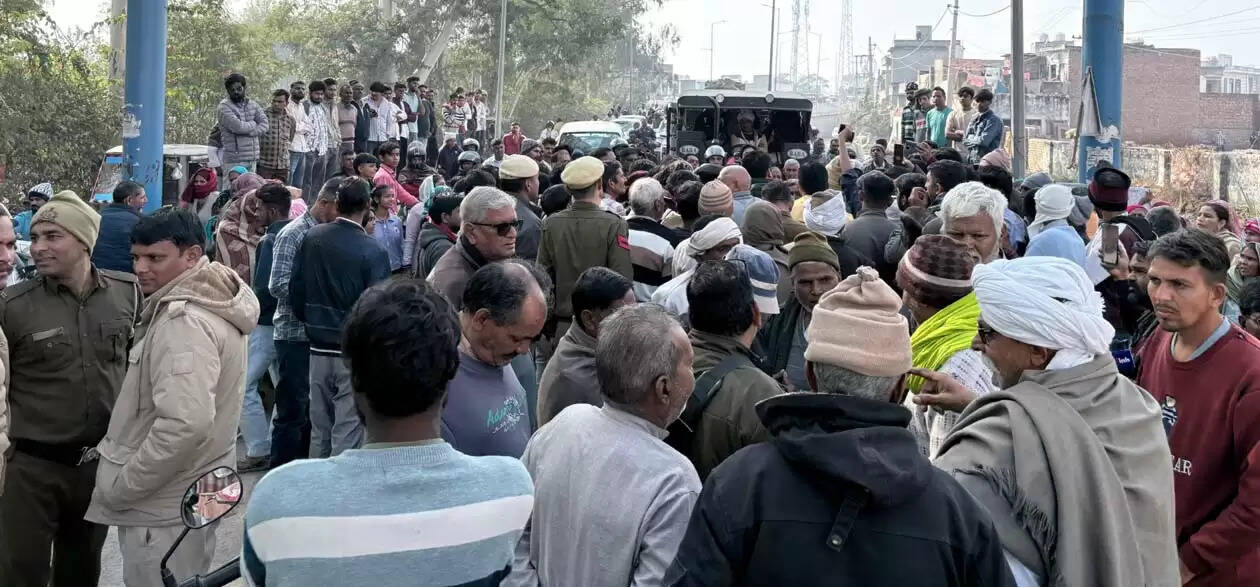 हिसार : सीवर समस्या से परेशान लोगों ने फ्लाईओवर पर लगाया जाम