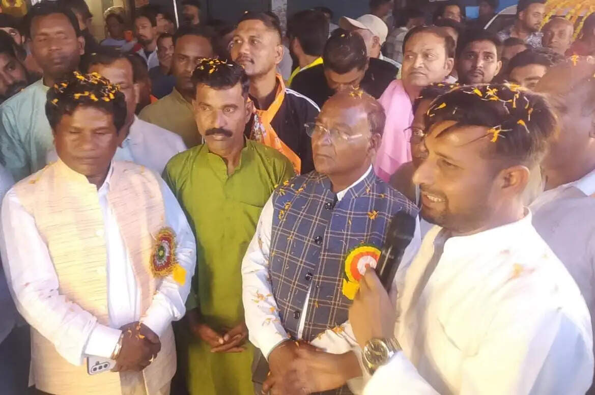 भगवान वाल्मीकि प्रकटोत्सव कमेटी ने मनमोहक झांकियों संग निकाली भव्य शोभा यात्रा